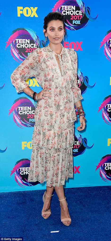 433BD59A00000578-4786758-Flawless_in_floral_Paris_Jackson_looked_amazing_in_her_pleated_f-m-340_1502679034333.jpg