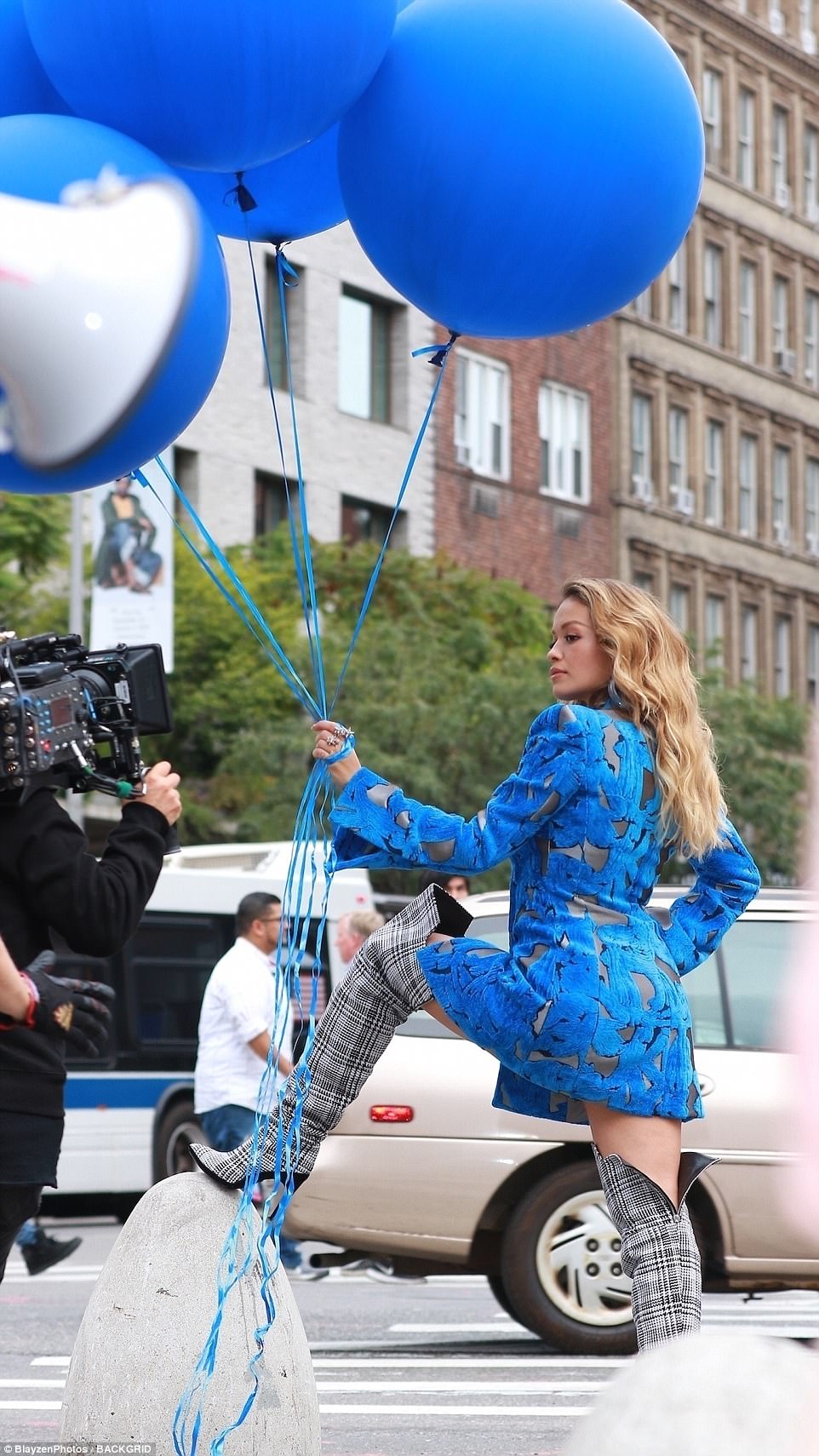 4513DCD100000578-4953580-Feeling_blue_The_singer_and_TV_host_showed_off_her_fabulous_figu-a-45_1507274934153.jpg