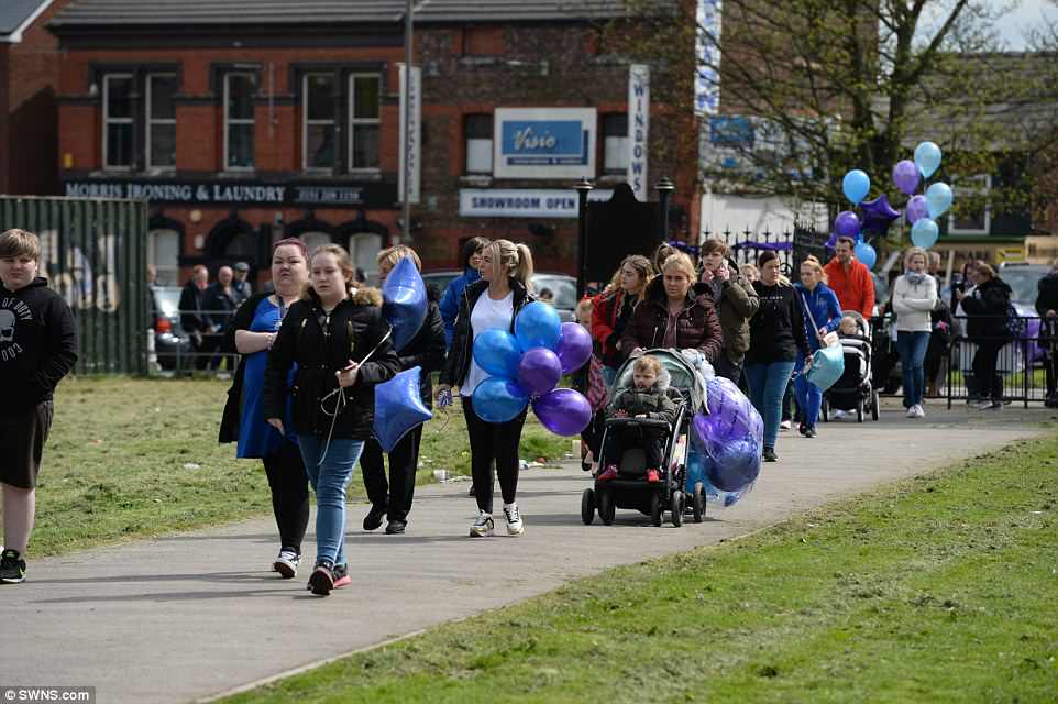 4BA48C9800000578-5648731-Carrying_blue_and_purple_balloons_at_least_400_people_have_arriv-a-110_1524921950500.jpg