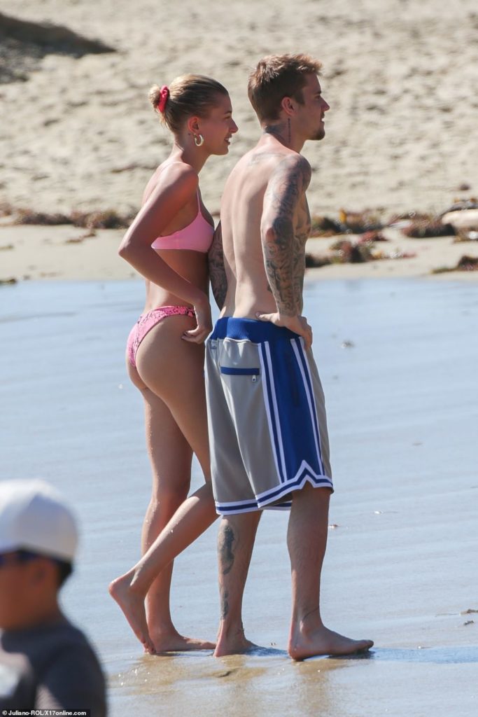 11119292-6820795-The_power_of_the_ocean_For_the_most_part_the_couple_were_all_smi-a-7_1552897281416-683x1024.jpg