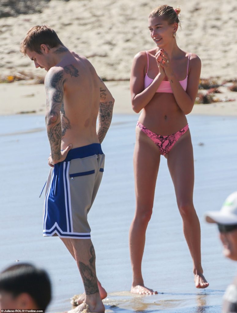 11119294-6820795-Model_physique_Baldwin_22_showed_off_her_toned_model_figure_in_a-m-25_1552897625466-775x1024.jpg