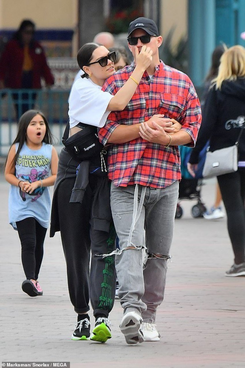 auto_13596586-7038917-What_a_pair_The_31_year_old_English_singer_could_be_spotted_wrap-a-1_15580540552741558086580.jpg