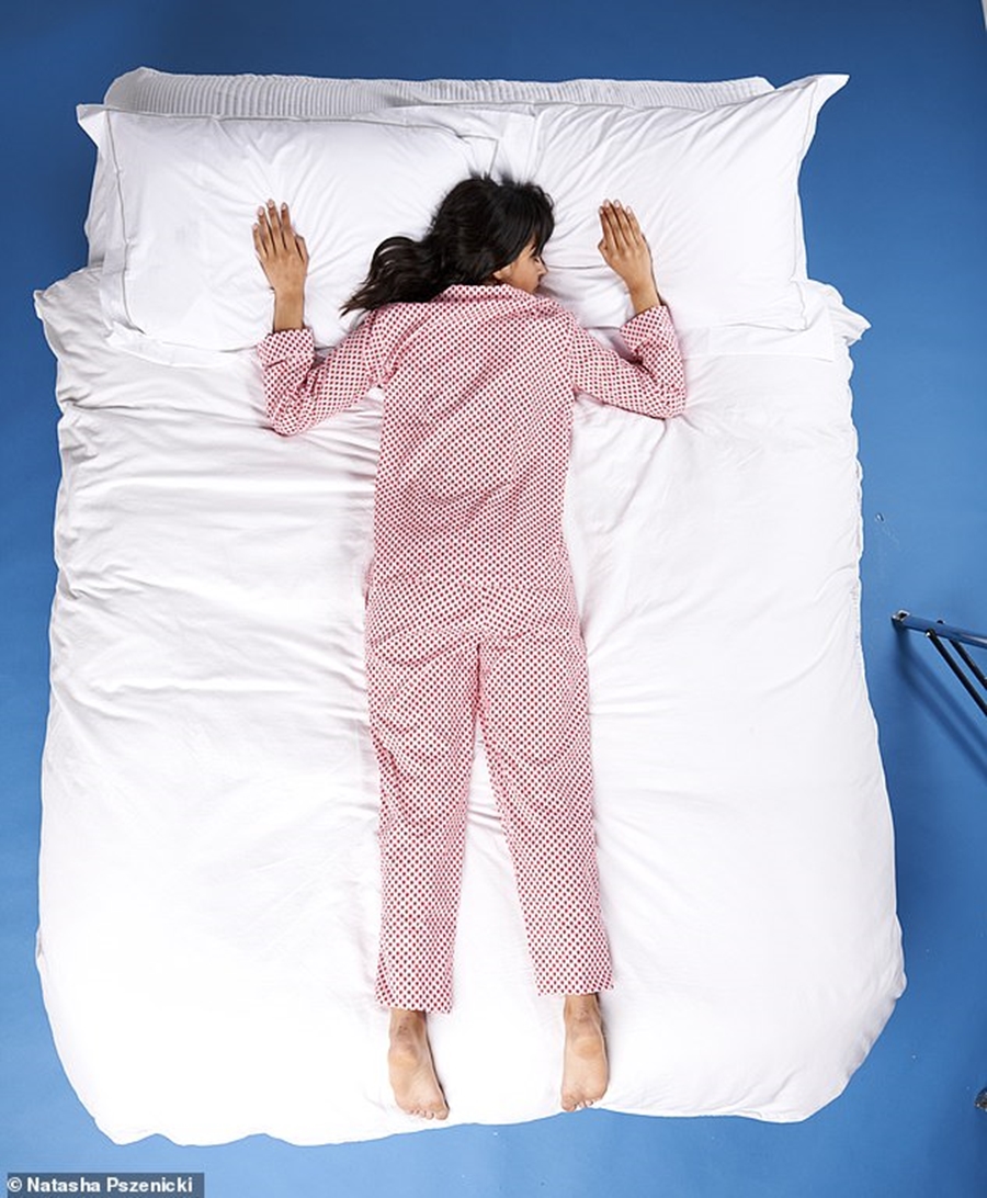 15002044-7159613-Annabel_says_people_who_sleep_in_the_sky_diver_style_pictured_ar-a-4_1561024001567.jpg