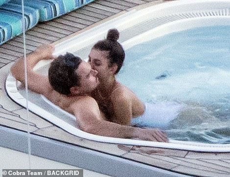 17069956-7339291-Puckering_up_The_couple_couldn_t_keep_their_hands_off_one_anothe-a-52_1565335711616.jpg