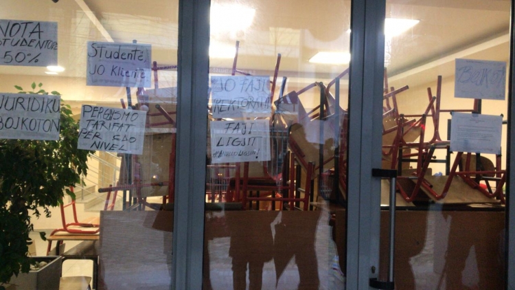 Studentët e juridikut bllokojnë hyrjen në fakultet [FOTO]