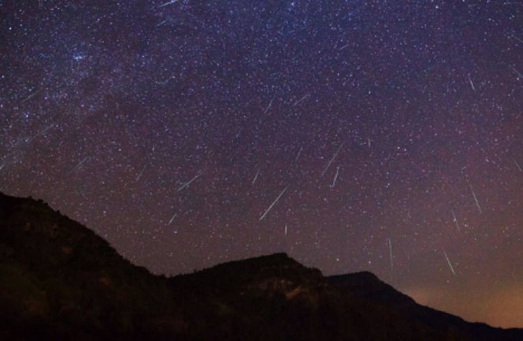 “Shi” meteorësh, ja ditët kur arrijnë kulmin, astronomët na këshillojnë si t’i shohim