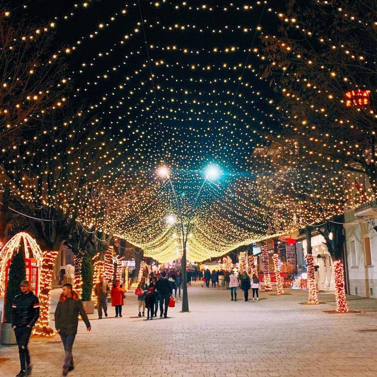 Në 2018 në Shqipëri ndodh edhe kështu! Ja ku mund ti 'festoni' Krishtlindjet nën dritën e qirinjve...