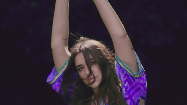 Dua Lipa, e mahnitur nga puna e saj