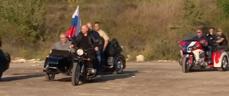 Moska digjet nga protestat, Putin nuk e ndal aventurën e tij me natën e ujqërve [VIDEO]