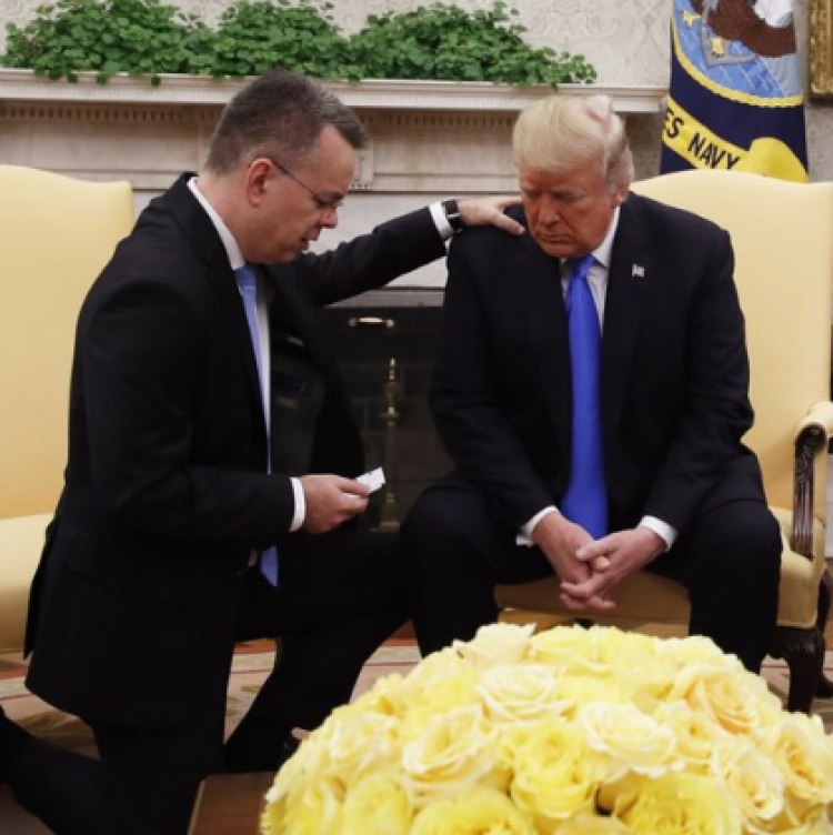Pastori gjunjëzohet para Trump dhe i lutet Zotit: Jepi mençuri të mbinatyrshme