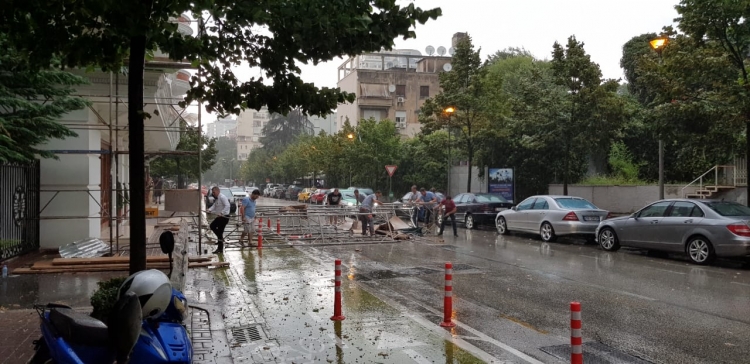 Panik në Tiranë. Stuhia rrëzon skelën e hekurit. Bllokohet rruga[FOTO]