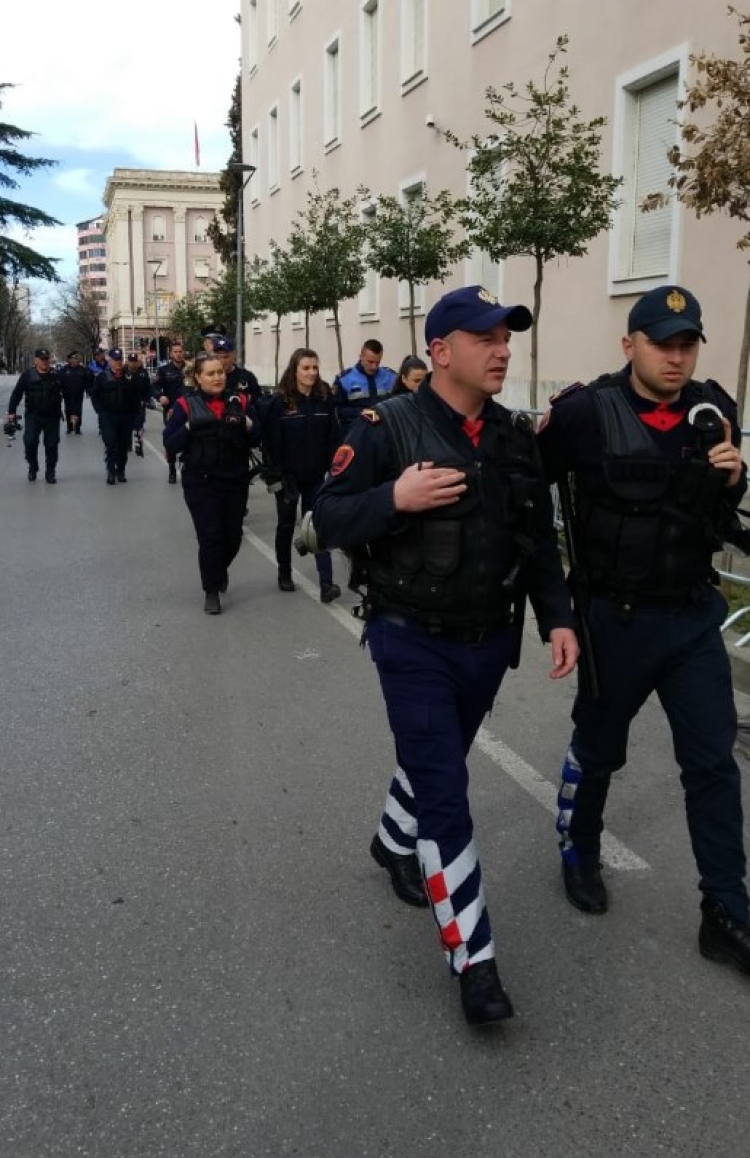 Policë, kamera, gardh metalik dhe graso rreth Kryeministrisë