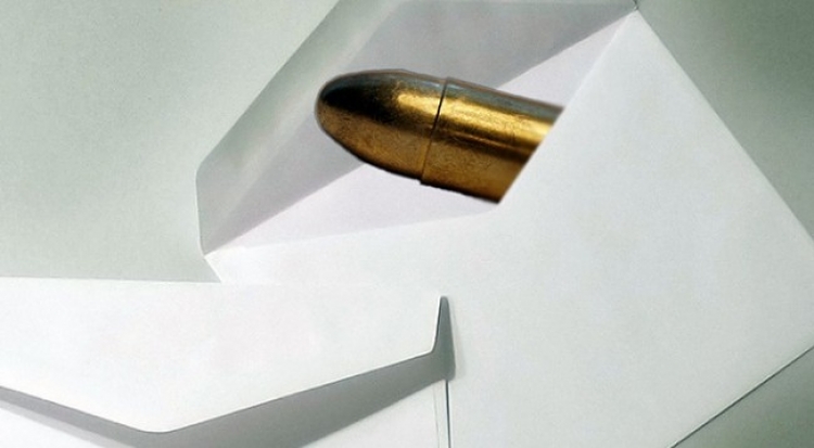 Fier, kërcënohet 30-vjeçari, gjen një plumb në një zarf në xhamin e makinës