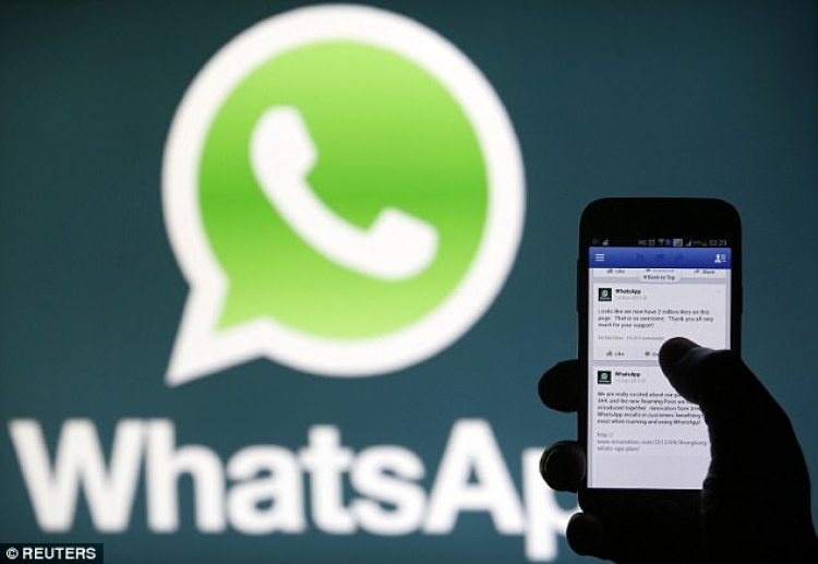 Bllokohet Whatsapp/  Shpërthejnë memet në Twitter dhe Facebook [VIDEO]