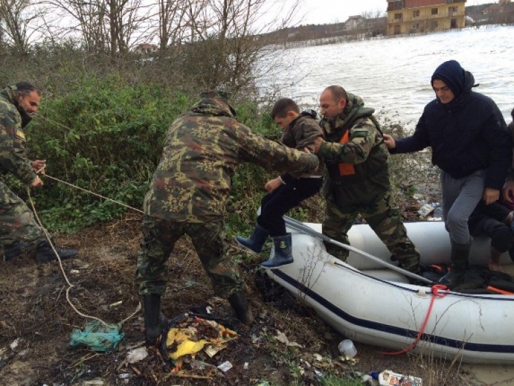 100 efektivë të Forcave të Armatosura nisen me urgjence drejt Fierit. Në gatishmëri edhe 100 efektive të tjerë gati për të ndërhyrë