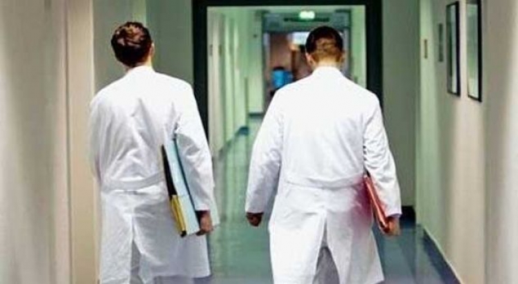 Vdekja e 25 vjeçares/ Pas arrestimit të dy mjekëve në spitalin e Elbasanit, kolegët e tyre marrin vendimin drastik