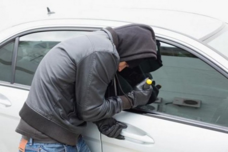 Korçë, vidhte pasqyrat e automjeteve, arrestohet 26 vjeçari Kristian Rakipllari