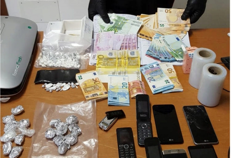 Kapet me kokainë dhe 16.000 euro, arrestohet i riu shqiptar