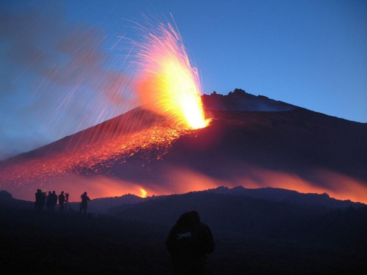 Shpërthen vullkani Etna. Lëshon llavë dhe pluhur vullkanik