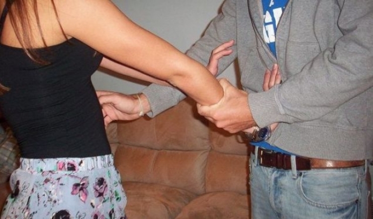 Durrës, bënte veprime të turpshme para fqinjës së mitur, arrestohet 69-vjeçari me iniciale U.K