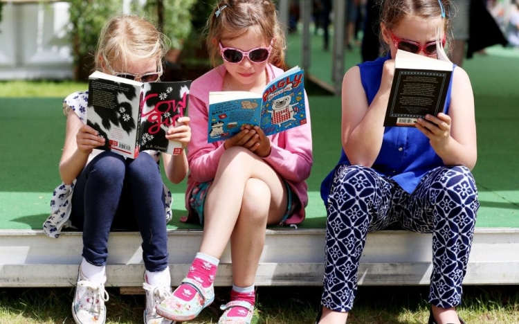 Si t'i bëni fëmijët të lexojnë libra? Ndiqni metodën e kësaj nëne