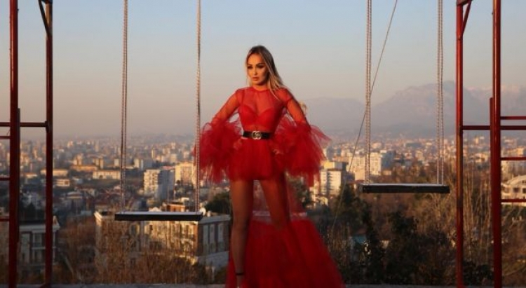 Adelina Berisha publikon këngën për Shën Valentin [VIDEO]