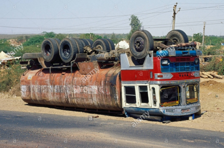Gramsh, autoboti me targa turke përmbyset në mes të rrugës, evitohet shpërthimi