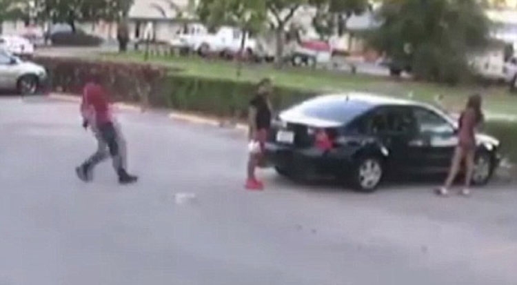 Video brutale: Goditet në mes të ditës 13 herë para të dashurës [VIDEO]