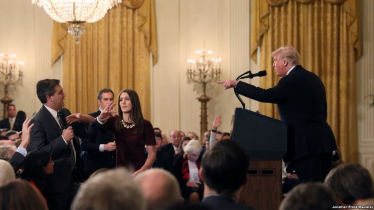 Sfidoi Trump gjatë konferencës, Shtëpia e Bardhë i ndalon hyrjen gazetarit