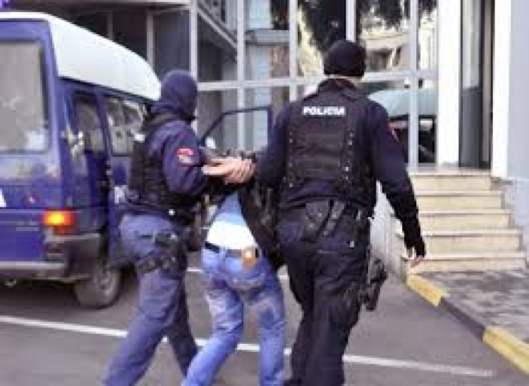 Fier, i gjenden drogë dhe armë në banesë, Policia arreston shtetasin Markos Berberaj, 18 vjeç