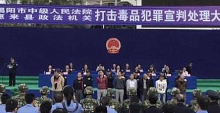 Një shtet komunist si Kina, në stadium për të parë ekzekutimin e 10 personave [FOTO]