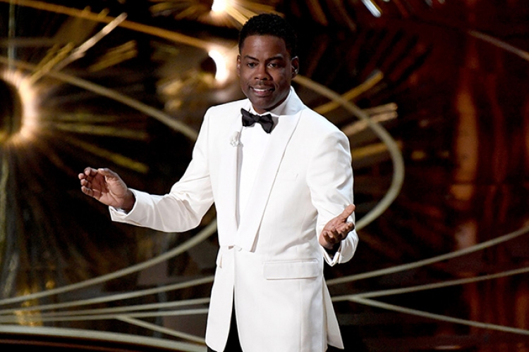 Oscars 2016: Chris Rock tradhëton kolegët me ngjyrë