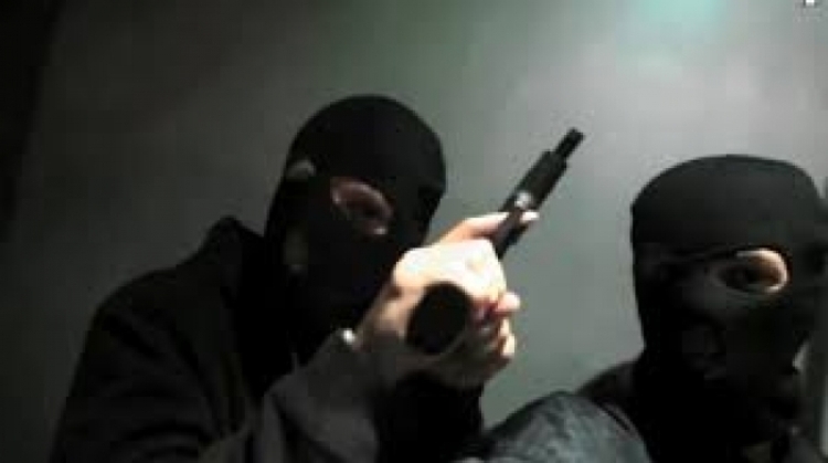 Fushë-Krujë, persona të maskuar dhe të armatosur kanë grabitur banesën e 36-vjeçarit me iniciale B.K