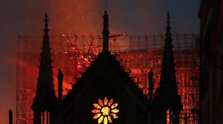 Serbët gëzojnë për djegien e Katedrales në Paris: Dënim nga Zoti, valëvitën flamurin e Kosovës!