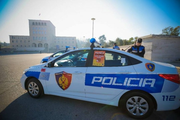 Nuk ndalet Policia Rrugore e Tiranës! Arrestime, bllokime patentash e gjoba për tejkalim shpejtësie e xhama të errët