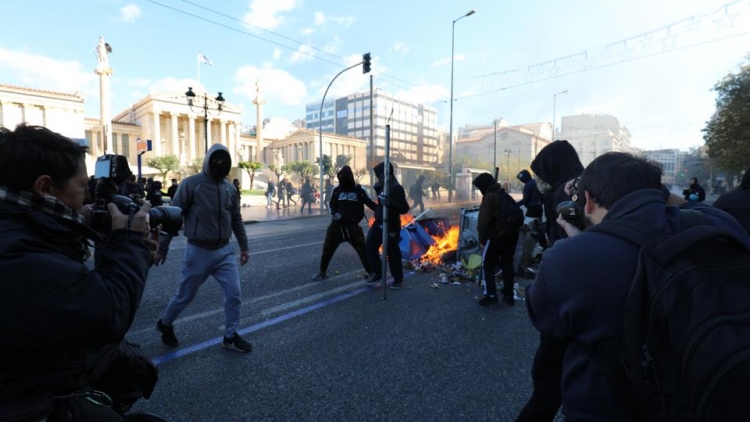 Protesta në Athinë. Të rinjtë qëllojnë me gurë, policia përdor gaz lotsjellës