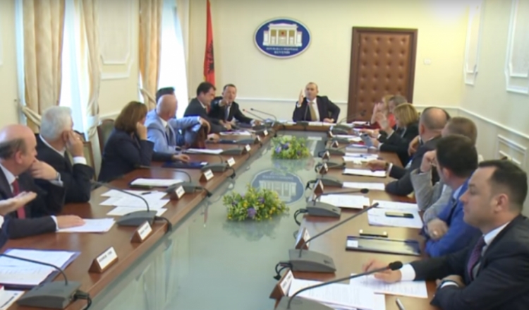 PD braktisë Komisionin e Ligjeve, Strazimiri: “Korridoreve të Kuvendit sillet një i inkriminuar”