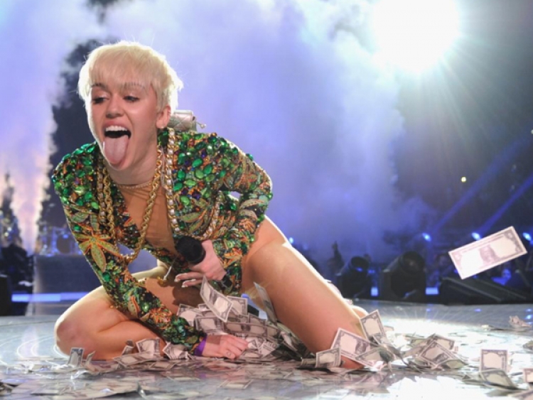 Ndaj nuk u ftua në GRAMMYs? Miley Cyrus rrëfen arsyen PSE nuk e ftojnë më në evente e mëdha!