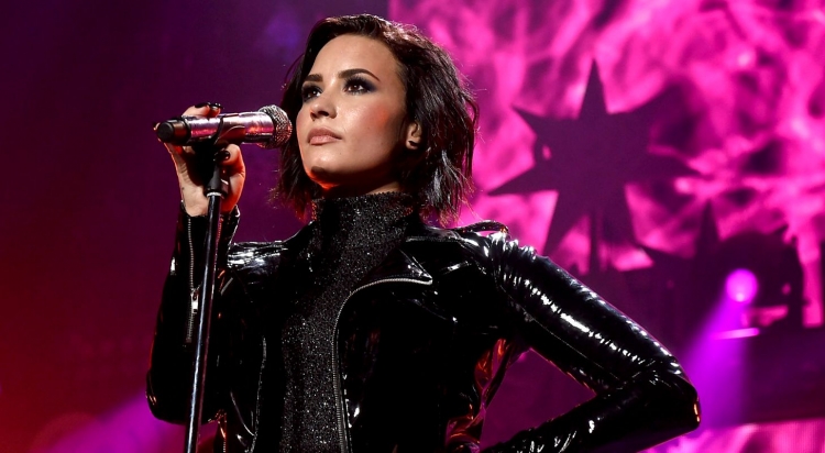 Demi Lovato irritohet me femrat: Mos rrini duarkryq!