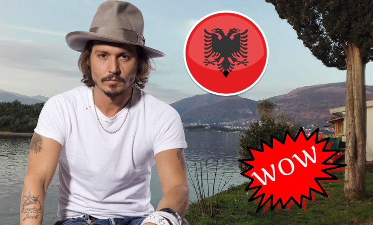 Si nuk e kishim ditur? Johnny Depp momentalisht ndodhet kaq pranë nesh dhe madje mund të shkoni e t'i kërkoni një foto