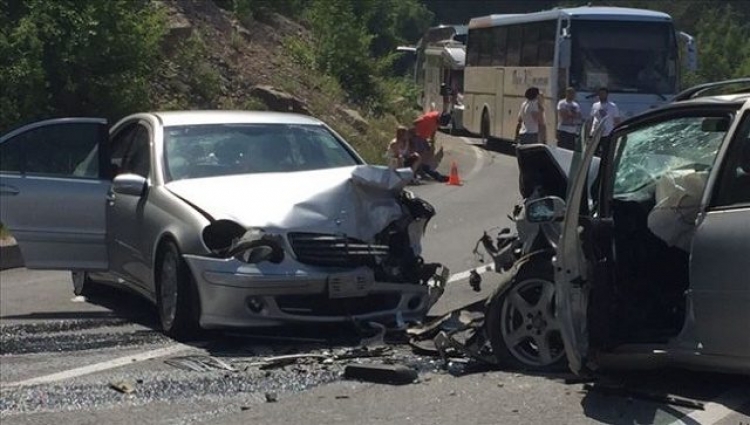 Aksident i rëndë në aksin Fier-Vlorë/ Përplasen dy makina, plagosen 5 persona