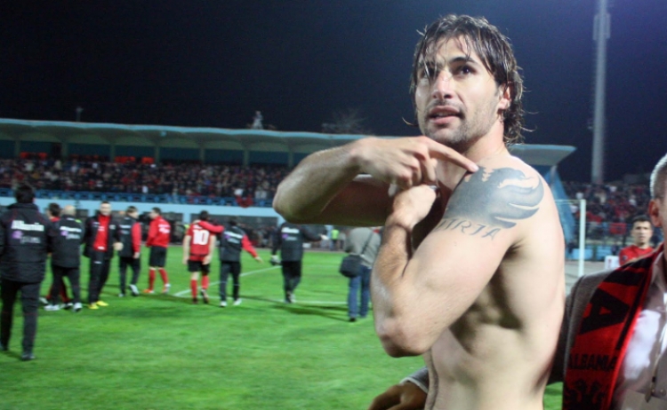 Lorik Cana është në hall dhe kërkon ndihmën tuaj për këtë arsye [FOTO]