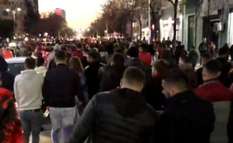 Përshkallëzohet protesta, një grup studentësh marshim drejt Zogut të Zi për ta bllokuar