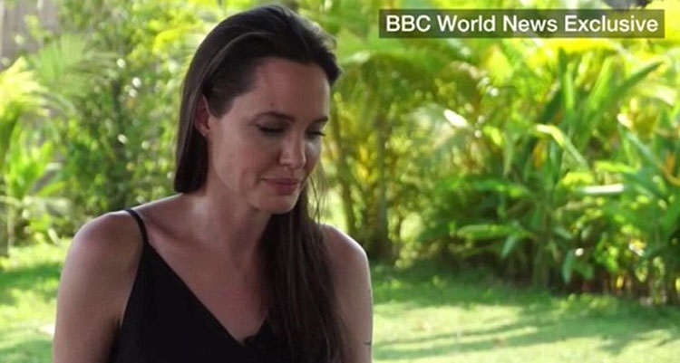 Angelina Jolie thyhet para kamerave, flet mes lotëve për divorcin nga Brad Pitt [VIDEO]