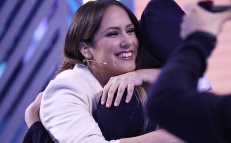 VIDEO/ Pak ditë pas lindjes, Arbana Osmani prezanton për herë të parë vajzën e saj