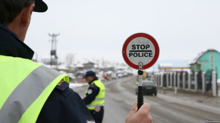 Policia PARALAJMËRON shoferët që thyejnë rregullat: Kjo nuk do të thotë që…