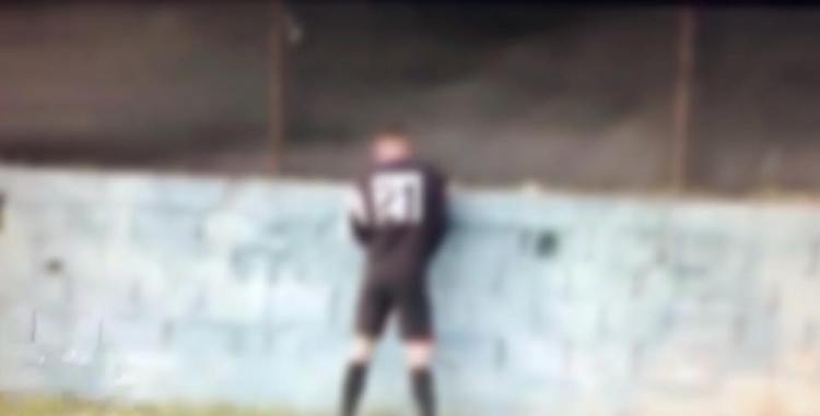 Me siguri këtë nuk e kishit parë. Çudira në kampionatin shqiptar, portieri braktis ndeshjen për të urinuar pas porte...[FOTO]