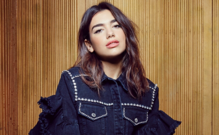 Dua Lipa shfaqet e lumtur në krahët e…[FOTO]