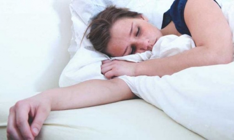 Ekspertët tregojnë 5 arsyet se pse nuk duhet të fleni në anën e djathtë