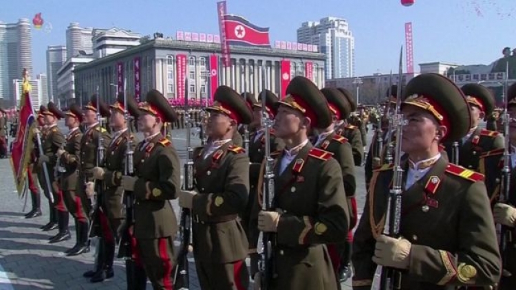 Lojrat Olimpike Dimërore, Kim Jong-un tregon forcën me parada